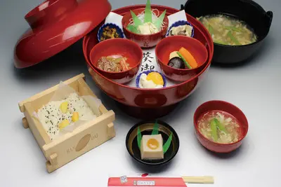 紅葉と97mの滝、日光名物のゆば料理を一度に満喫