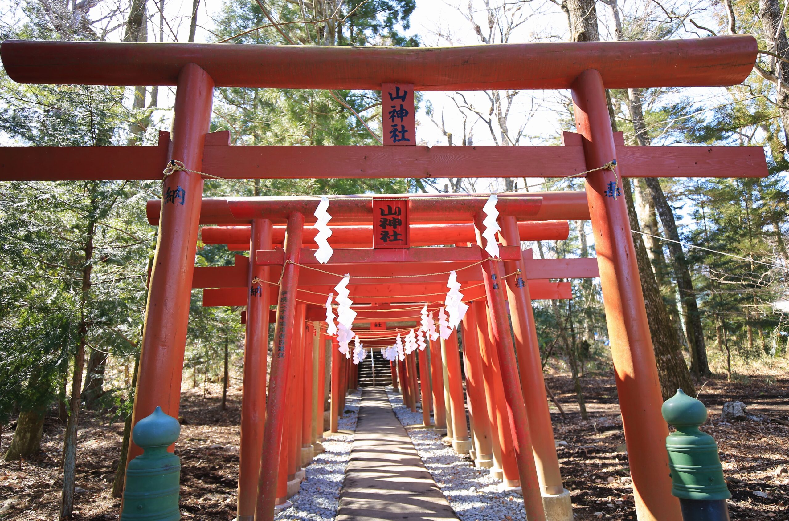 横浜発 新屋山神社と富士山麓パワースポットめぐり日本一の金運神社「新屋山神社」参拝と富士山麓パワースポットめぐり＆山梨郷土料理ほうとう鍋！  ～北口本宮冨士浅間神社と河口浅間神社から世界遺産忍野八海～［A223-Y］ – 平日バスツアーズ