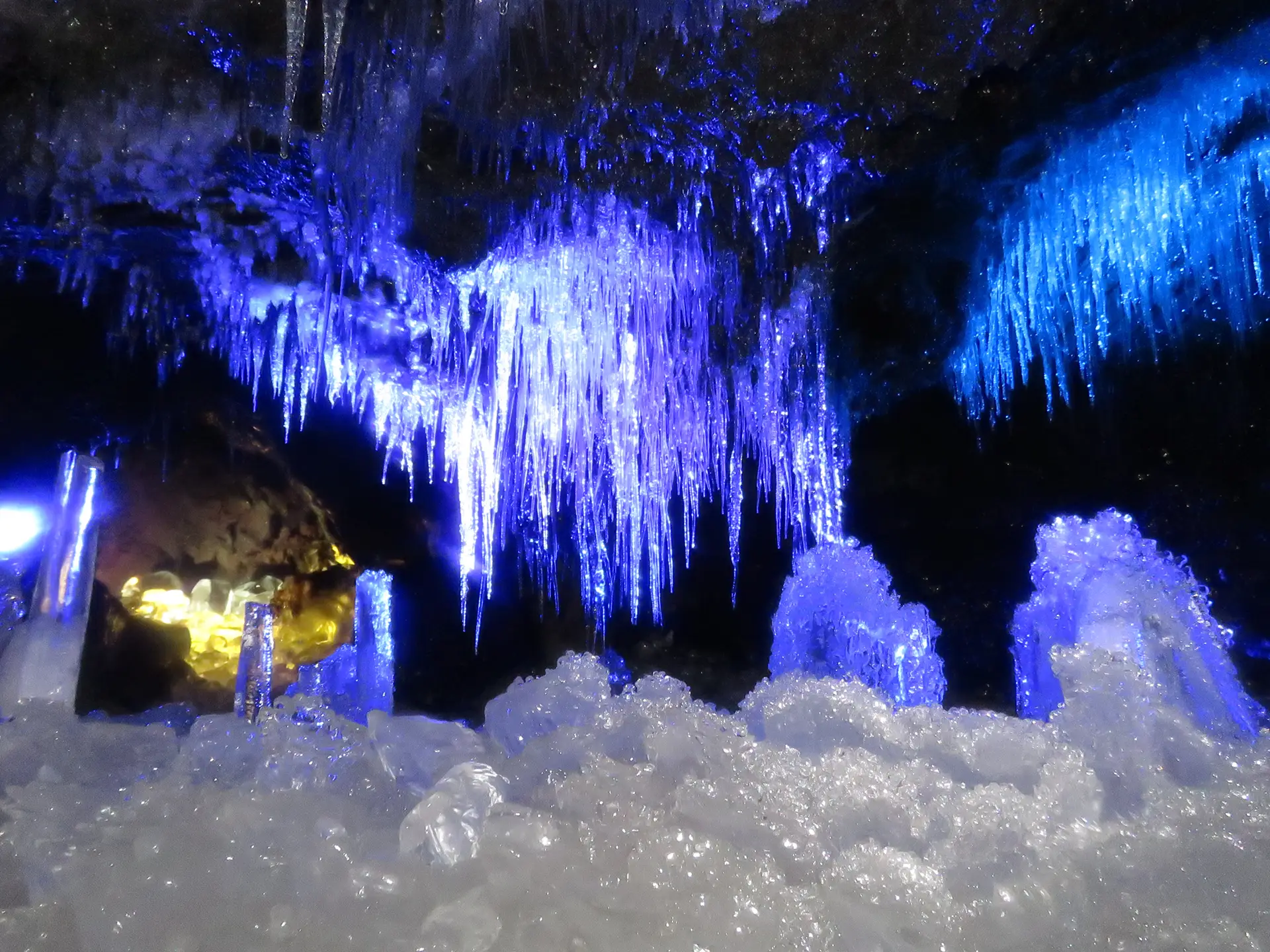 新宿発 白糸の滝と鳴沢氷穴富士山「白糸の滝」「鳴沢氷穴」で夏に”清涼”を感じる！世界遺産「富士山本宮浅間大社」参拝と旬の味覚バイキング［A233-T］  – 平日バスツアーズ